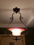 BELO LUSTRE EM VIDRO ARTÍSTICO .  A CÚPULA TEM BORDAS EM VERMELHO E O CORPO OPALINADO. EUROPA, INICIO DO SEC. XX. 51 X 34 CM