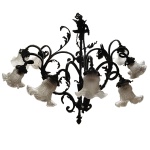 Lustre para nove lâmpadas, em formato de buquê reverso, com bobeches em vidro acidado e bordas onduladas, representando flores. Corpo em cornucópia central, fundida em bronze, com leve torção. Sustentação em hastes com curva e contracurva. 75 x 90 cm.