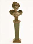 Pequena estatueta em bronze, representada por busto feminino sobre coluna fixa de mármore. Europa. C. 1900. 14 cm.