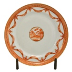 BARÃO DE RAMALHO - Prato raso em porcelana Cia das Índias, pertencente ao Serviço do Barão de Ramalho (Joaquim Inácio Ramalho). China. Séc. XIX. 25 cm. Peça do mesmo serviço reproduzida à pág. 138 no Livro Louça da Aristocracia do Brasil, por Jenny Dreyfus.