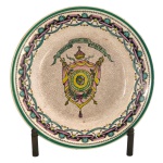 Prato de faiança francesa comemorativo. Ao centro as expressões: Independência ou Morte encimada em brasão de armas. Borda decorada com friso na cor verde e guirlandas.  21,5 cm.