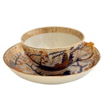 DUQUE DE PALMELA - Xícara com pires de porcelana Cia das Índias, pertencente ao Serviço do 1º Duque de Palmela (Pedro de Souza Holstein). China. Séc. XIX. (xícara 5 x 10 cm / pires 14 cm. No fundo da xícara selo com as inscrições: Exposição de Porcelana da Companhia das Índias  Museu da Quinta das Cruzes. Funchal, 1960 Peça do mesmo serviço reproduzida na pág. 135 do Livro Louça da Aristocracia no Brasil por Jenny Dreyfus.