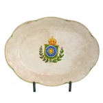 Travessa de porcelana inglesa. Fundo liso, borda ondulada, tendo ao centro símbolo da República (pintura posterior). No fundo as inscrições: Royal Ironstone China. Johnson Bross, England. 36.5 x 27 cm.