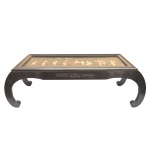 Mesa de centro em laca chinesa, composta por tampo retangular moldurado e adornado com incrustações e apliques em osso, madrepérola e pedra dura. 40 x 120 x 50 cm. Pertenceu ao Espólio de Vitória Dib Bachour.