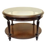 Mesa lateral de forma circular composta por dois níveis. Pernas em colunas. Tampo em vidro. 46 x 71 cm. Pertenceu ao Espólio de Vitória Dib Bachour.