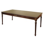 Mesa para jantar em madeira nobre estilo inglês, realçada por pequenos adornos em bronze dourado. Tampo retangular liso apoiado em saia reta com pernas torneadas e aneladas. 80 x 220 x 100 cm. Pertenceu ao Espólio de Vitória Dib Bachour. Este lote deverá ser retirado direto da casa do comitente na Vila Mariana, com a orientação da organizadora do leilão.
