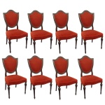Conjunto de oito cadeiras estilo inglês, com encostos no formato de escudos e assentos recortados. Pernas torneadas e aneladas. Forração em tecido vinho. 96 x 50 x 44 cm. Pertenceu ao Espólio de Vitória Dib Bachour. Este lote deverá ser retirado direto da casa do comitente na Vila Mariana, com a orientação da organizadora do leilão.