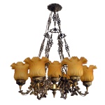 Antigo lustre em bronze para sete luzes. Braços recurvos encimado por cúpulas em cristal na cor amarelo. 73 x 66 cm. Pertenceu ao Espólio de Vitória Dib Bachour.