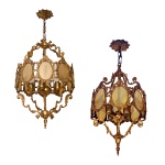Conjunto de dois lustres de mesma decoração, porém de tamanhos diferentes. Bronze dourado, ornado com placas de vidro decoradas por folhagens. 85 x 40 cm (para cinco luzes) e 72 x 30 cm (para quatro luzes). Pertenceu ao Espólio de Vitória Dib Bachour.