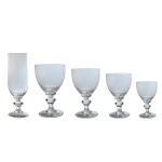 Extenso serviço de copos em fino cristal europeu. Séc. XX. Constando de 120 peças, sendo:  24 taças p/ água (15 cm) / 24 taças p/ vinho tinto (14 cm) / 24 taças p/ vinho branco (12,5 cm) / 24 taças p/ licor (10,5 cm) / 24 flutes (18,5 cm). Perfeitos e completos. Pertenceu ao Espólio de Vitória Dib Bachour.