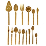 Faqueiro em metal dourado, decorado com motivos vegetalistas. No fundo marcado: Dalmatia Stainless  by Presente Korea. Constando de 120 peças, a saber: 12 garfos de servir, 12 facas de servir, 12 colheres de sopa, 12 garfos p/ sobremesa, 24 colheres p/ sobremesa, 12 colheres com cabo longo, 6 garfos pequenos, 12 facas p/ manteiga, 12 colheres p/ chá, 6 peças de servir. Pertenceu ao Espólio de Vitória Dib Bachour.