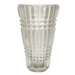 Vaso de cristal translucido e lapidado apresentando duas faixas em lapidação diamantes. Séc. XX.  25 x 15 cm. Pertenceu ao Espólio de Vitória Dib Bachour.