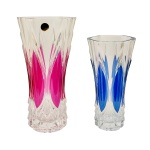 Lote constando de dois vasos de cristal francês. Selo da Cristalleire "Cristal DArques". Decoração em movimentos geométricos na cor translucido sobre rosa e translúcidos sobre azul. Séc. XX. 29.5 x 15 cm e 24 x 12 cm. Desde 1968, o Cristal d'Arques Paris incorporou a elegância e a beleza francesas ao alcance de todos. Pertenceu ao Espólio de Vitória Dib Bachour.