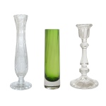 Lote constando de: A) Solifleur de cristal translucido e apresentando lapidação com estrelas. 28.5 x 6 cm. B) Castiçal de cristal lapidado (20.5 cm). C) Vaso de vidro na cor verde musgo (18 cm). Pertenceu ao Espólio de Vitória Dib Bachour.