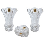 Lote constando de três peças, sendo: A) Par de vasos solifleurs de cristal translúcidos. Selo da Cristallerie Bleikristal. Made in Germany.  (12 x 8.5 cm) / B) Pequena caixa de cristal lapidado na forma de coração (9 cm). Pertenceu ao Espólio de Vitória Dib Bachour.