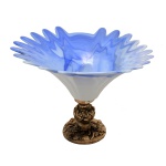 Centro de mesa em vidro opalinado em tons de azul degrade finalizados com bicos. Base em metal prateado. 17.5 x 24 cm. Pertenceu ao Espólio de Vitória Dib Bachour.