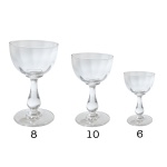 Conjunto de copos de cristal francês liso. Constando de 24 peças, sendo: 8 taças p/ vinho tinto (12 cm), 10 p/ vinho branco (10 cm) e 6 p/ licor. Pertenceu ao Espólio de Vitória Dib Bachour.