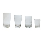 Conjunto de copos em cristal, constando de 36 peças, sendo: 10 copos (14 cm) sendo 1 c/ bicado; 10 copos (12 cm); 6 copos (11 cm); 10 copos (8 cm). Pertenceu ao Espólio de Vitória Dib Bachour.