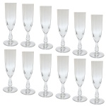 Conjunto de 12 flutes em cristal liso. 18 x 5 cm. Elegantes e perfeitos. Pertenceu ao Espólio de Vitória Dib Bachour.