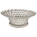 Centro de mesa em cristal europeu, translucido e lapidado. Borda em bicos. Borda com bicado. Pertenceu ao Espólio de Vitória Dib Bachour.