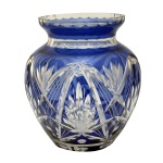 Vaso bojudo em cristal da Bohemia, lapidado de cor azul safira. Apresenta decoração com folhagens estilizadas. Séc. XX. 22 x 18 x 14 cm. Pertenceu ao Espólio de Vitória Dib Bachour.