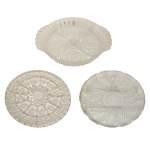 Lote de três peças em cristal translucido e lapidado, constando de: duas petisqueiras (30 cm / 26 cm) e um prato para bolo (31 cm). Pertenceu ao Espólio de Vitória Dib Bachour.