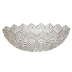 Elegante centro de mesa em cristal europeu, translucido e lapidado. Borda em bicos. 12 x 31 x 16,5 cm. Pertenceu ao Espólio de Vitória Dib Bachour.
