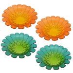 Conjunto de quatro centros de mesa de cristal. Apresenta formato de flor e borda recortadas. Dois na cor laranja e dois na cor verde. 6 x 26 cm. Pertenceu ao Espólio de Vitória Dib Bachour.