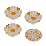 Lote constando de quatro cinzeiros de cristal translúcidos com decoração em âmbar. 10,5 cm. Pertenceu ao Espólio de Vitória Dib Bachour.