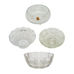 Conjunto de peças de cristal, sendo: A) Saladeira em cristal francês translucido. Forma octogonal e liso. Séc. XX. 9 x 22 cm. B) Dois centros de mesa lapidados e com pezinho (9 x 16 cm e 9 x 18 cm); C) centro de mesa liso apresentando selo. (6,5 x 16 cm). Pertenceu ao Espólio de Vitória Dib Bachour.
