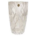 Vaso de cristal francês, translucido e lapidado. Apresenta selo da Cristallerie, Cristal DArques. 25 x 15 cm.  Desde 1968, o Cristal d'Arques Paris incorporou a elegância e a beleza francesas ao alcance de todos. Pertenceu ao Espólio de Vitória Dib Bachour.