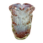 Vaso de vidro artístico de Murano nas cores roxo, azul e verde. Apresenta decoração em relevos e bolhas. 20 x 26 cm. Pertenceu ao Espólio de Vitória Dib Bachour.