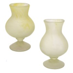 Par de vasos de vidro fosco, com detalhes em amarelado. Formas circulares. 19 x 12 cm. Bocal 8 cm. Pertenceu ao Espólio de Vitória Dib Bachour.