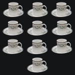 Conjunto de dez xícaras com pires para café em porcelana nacional. Fundo de superfície branca com delicadas flores em tons de azul. No fundo marcas da manufatura: Porcelana Schmidt Brasil.  (6 x 8 cm / 12 cm). Uma fábrica de porcelanas guarda muitas semelhanças com a cozinha. As temperaturas altas. O trabalho árduo e meticuloso. O controle implacável da qualidade. Um lugar onde transformações intensas também acontecem. E a rigidez da matéria-prima bruta refina-se em algo tão único quanto a mais deliciosa receita: a porcelana. Pertenceu ao Espólio de Vitória Dib Bachour.