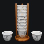 Conjunto de onze xícaras para café árabe em porcelana. Fundo de superfície branca com decoração de coqueiros e folhagens. Interior das xícaras com o desenho de uma lua e uma estrela. Estrutura de madeira para acondicionar as xícaras. No fundo as inscrições: Made in China. 5 cm (xícaras). 22 cm (estrutura). No final do século XX, a estrela e o crescente adquiriram uma interpretação popular como um "símbolo do Islã", ocasionalmente, abraçado pelo nacionalismo árabe ou o islamismo na década de 1970 a 1980, mas também muitas vezes rejeitado como um símbolo errôneo ou infundado pelos comentadores muçulmanos em tempos mais recentes. Pertenceu ao Espólio de Vitória Dib Bachour.