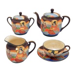 Conjunto para chá de porcelana japonesa. Decoração com personagens. Constando oito peças, sendo: 1 bule p/ chá (15 cm); 1 açucareiro (11 cm); 1 cremeira (9 cm) e 5 xícaras com pires (5 x 9 cm / 13 cm). Marcas no fundo. Pertenceu ao Espólio de Vitória Dib Bachour.