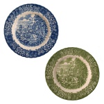 Lote constando de dois pratos de porcelana inglesa. Decoração campestre com casario e homem puxando animal. Borda com intensa decoração floral, sendo um na cor azul e 1 na cor verde. (25,5 cm). No fundo as inscrições:  Memory Jane. British Anchor. Ironstone. Made in Englad. Pintados a mão. Pertenceu ao Espólio de Vitória Dib Bachour.