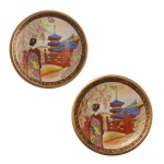 Par de pratos de porcelana japonesa. Decoração em dourado com personagens e casario. No fundo a marca Wakamizu. 19 cm.Pertenceu ao Espólio de Vitória Dib Bachour.   Medida 19 cm cada prato.