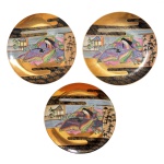 Conjunto de três pratos de porcelana japonesa predominando a cor dourado. Centro com personagem em jardim. No fundo a marca Wakamizu. 27 cm. Pertenceu ao Espólio de Vitória Dib Bachour.