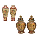 Lote constando de quatro peças em porcelana chinesa, sendo: A) Par de potiches bojudos com tampa predominando as cores azul, dourado e ocre apresentando reserva com personagens tocando instrumentos musicais. No fundo as inscrições: Made in China. 18 x 10 cm. B) Par de vasos para flores predominando a cor ocre apresentando reserva com flores e figura de pássaro no centro. No fundo as inscrições: SAISUMA - Mande in China. 15 x 7 cm. Pertenceu ao Espólio de Vitória Dib Bachour.