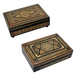 Conjunto de duas caixas marroquinas em madeira nobre. Formato retangular com intensa decoração em marqueterie de madeiras claras e madrepérolas, predominando desenhos geometrizados. Interior forrado com veludo vermelho. Uma delas é uma caixa música medindo 6 x 8,5 x 13,5 cm. A outra uma caixa para joias medindo 4,5 x 17,5 x 12 cm. Excelente estado de conservação. Pertenceu ao Espólio de Vitória Dib Bachour.