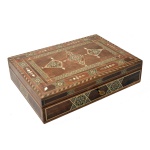 Caixa para joias marroquina em madeira nobre. Formato retangular com decoração em marqueterie de madeiras claras e madrepérolas. Interior forrado com veludo vermelho. 7 x 30 x 20 cm. Pertenceu ao Espólio de Vitória Dib Bachour.
