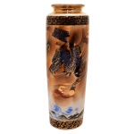 Vaso de porcelana japonesa policromada.  Formato cônico, predominando a cor dourada. No fundo marcado Wakamizu. 25 cm. Pertenceu ao Espólio de Vitória Dib Bachour.