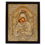 Ícone montado em madeira, sendo a placa frontal com a representação de Nossa Senhora com o Menino Jesus. 25 x 20.5 cm (MI). 29 x 23.5 cm (ME). Reprodução de um ícone bizantino. Alta técnica e qualidade. Pertenceu ao Espólio de Vitória Dib Bachour.