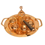 Serviço para café árabe em metal dourado. Pega do bule finalizada com cruz de Marrocos. Bandeja circular com alças laterais (34 cm). Bule (27 x 20 cm).  Xícaras (4 x 6,5 cm). Pertenceu ao Espólio de Vitória Dib Bachour.