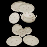 Conjunto para jantar de porcelana nacional. Superfície de fundo branco com decoração floral. No fundo as inscrições: Real, São Paulo, Made in Brasil. Constando de 41 peças, sendo: 1 sopeira circular (20 x 26 cm), 3 travessas ovais (41 cm / 36 cm /32 cm); 2 travessas redondas (26 cm), 12 pratos raso (26 cm); 12 pratos fundo (19 cm) e 12 pratos p/ sobremesa (18,5 cm). Uma fábrica de porcelanas guarda muitas semelhanças com a cozinha. As temperaturas altas. O trabalho árduo e meticuloso. O controle implacável da qualidade. Um lugar onde transformações intensas também acontecem. E a rigidez da matéria-prima bruta refina-se em algo tão único quanto a mais deliciosa receita: a porcelana. Pertenceu ao Espólio de Vitória Dib Bachour.