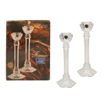 Par de castiçais de cristal francês, translucido e lapidado. Apresenta selo da Cristallerie, Cristal DArques. 25 cm.  Acondicionados em caixa original. Novos. Sem uso. Na caixa. Desde 1968, o Cristal d'Arques Paris incorporou a elegância e a beleza francesas ao alcance de todos. Pertenceu ao Espólio de Vitória Dib Bachour.