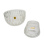 Conjunto de duas peças de cristal alemão, translúcidos e lapidados. Saladeira circular (12.5 x 22 cm) e petisqueira (32 x 15 cm) Na etiqueta as inscrições: Nachtmann Bleikristall 24% Wesr Germany. Peças novas, sem uso com etiqueta da Cristallerie e nas caixas originais. Pertenceu ao Espólio de Vitória Dib Bachour.