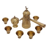 Conjunto para chá em metal amarelo, constando de oito peças, sendo: 1 bule com cabo alongado (22 x 24 cm); 1 açucareiro (13 x 8 cm) e 6 xícaras sem alça (5,5 x 6,5 cm). Pertenceu ao Espólio de Vitória Dib Bachour.