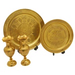 Conjunto de quatro peças de metal amarelo policromado, constando de:  Par de solifleurs (19 cm); um medalhão circular (30 cm) e um prato (23 cm). Pertenceu ao Espólio de Vitória Dib Bachour.